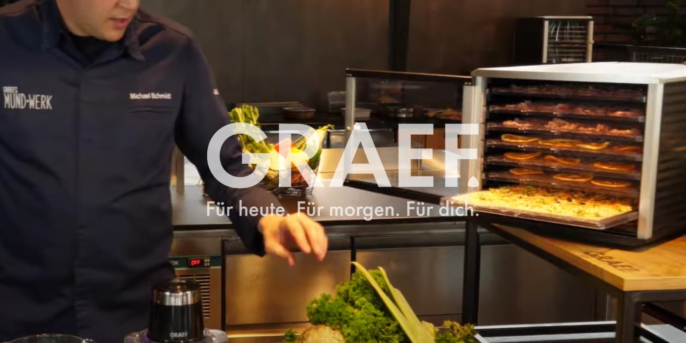 Mann mit GRAEF-Geräten, Text: Für heute. Für morgen. Für dich.