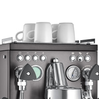 Espressomaschine mit Tassen, Knöpfen und Manometern. Schwarzes Design.