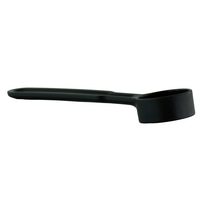 Schwarzer Löffel mit langem Griff, isoliert auf weißem Hintergrund.