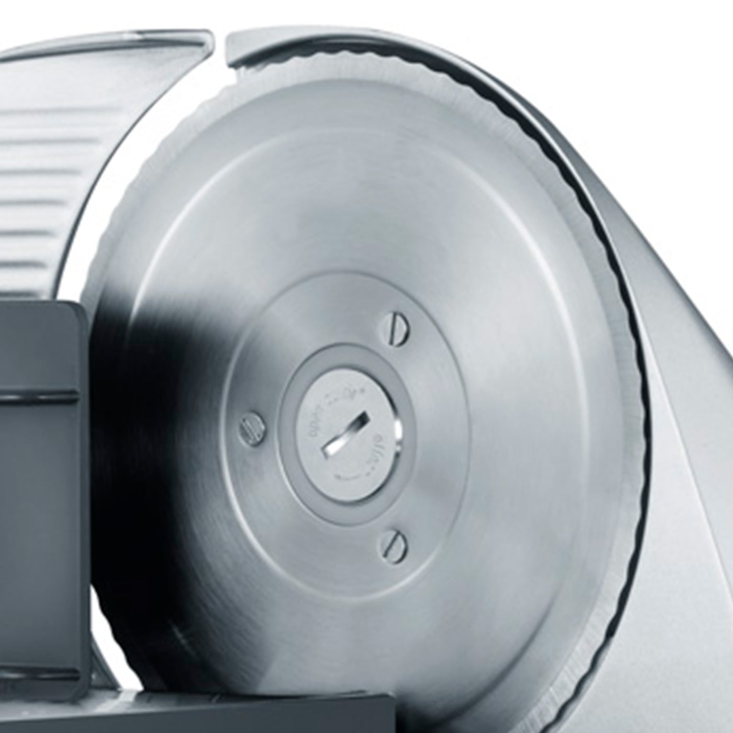 Nahaufnahme eines silbernen Fleischschneiders mit scharfer Klinge und Details