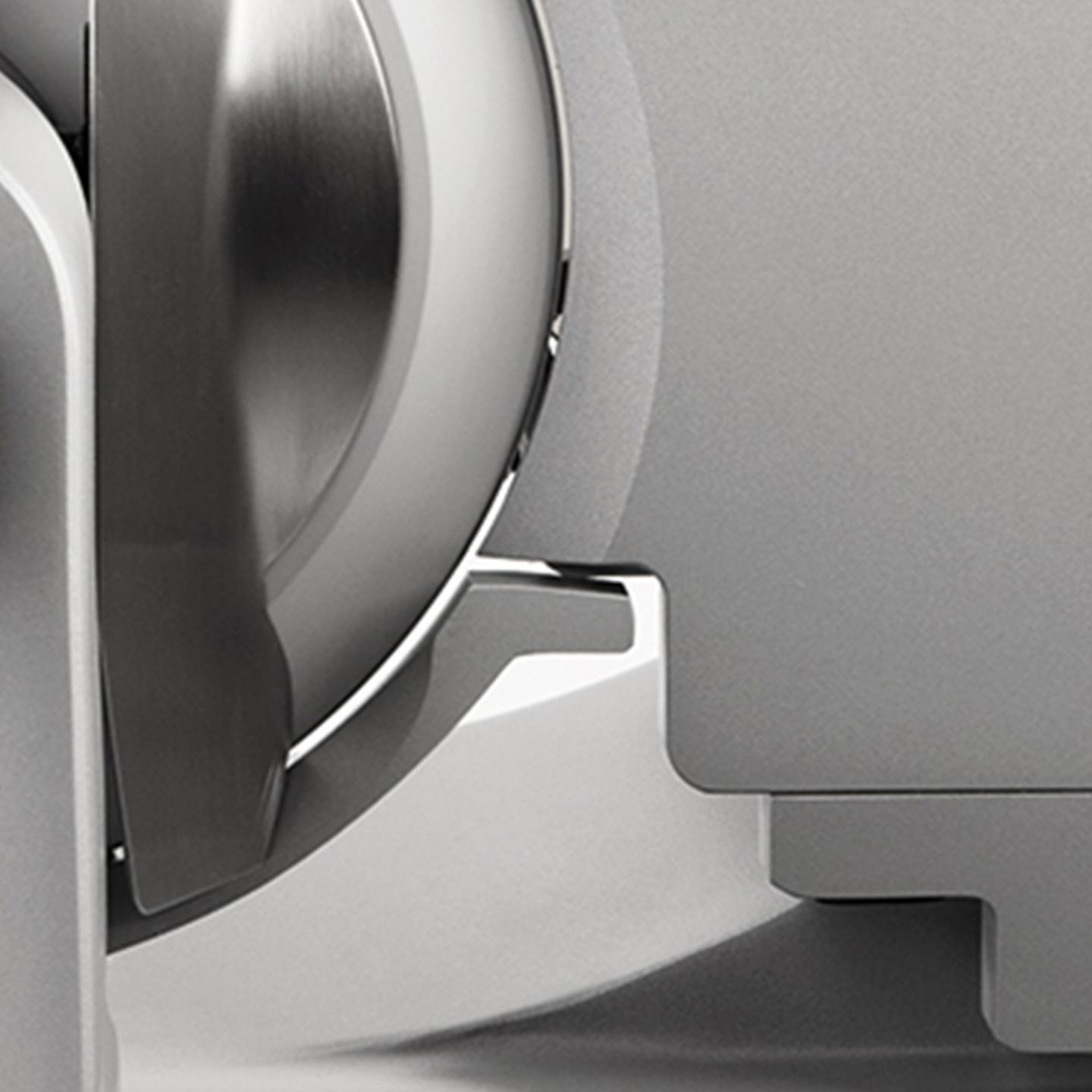 Nahaufnahme eines metallischen Objekts mit glänzenden und matten Oberflächen.