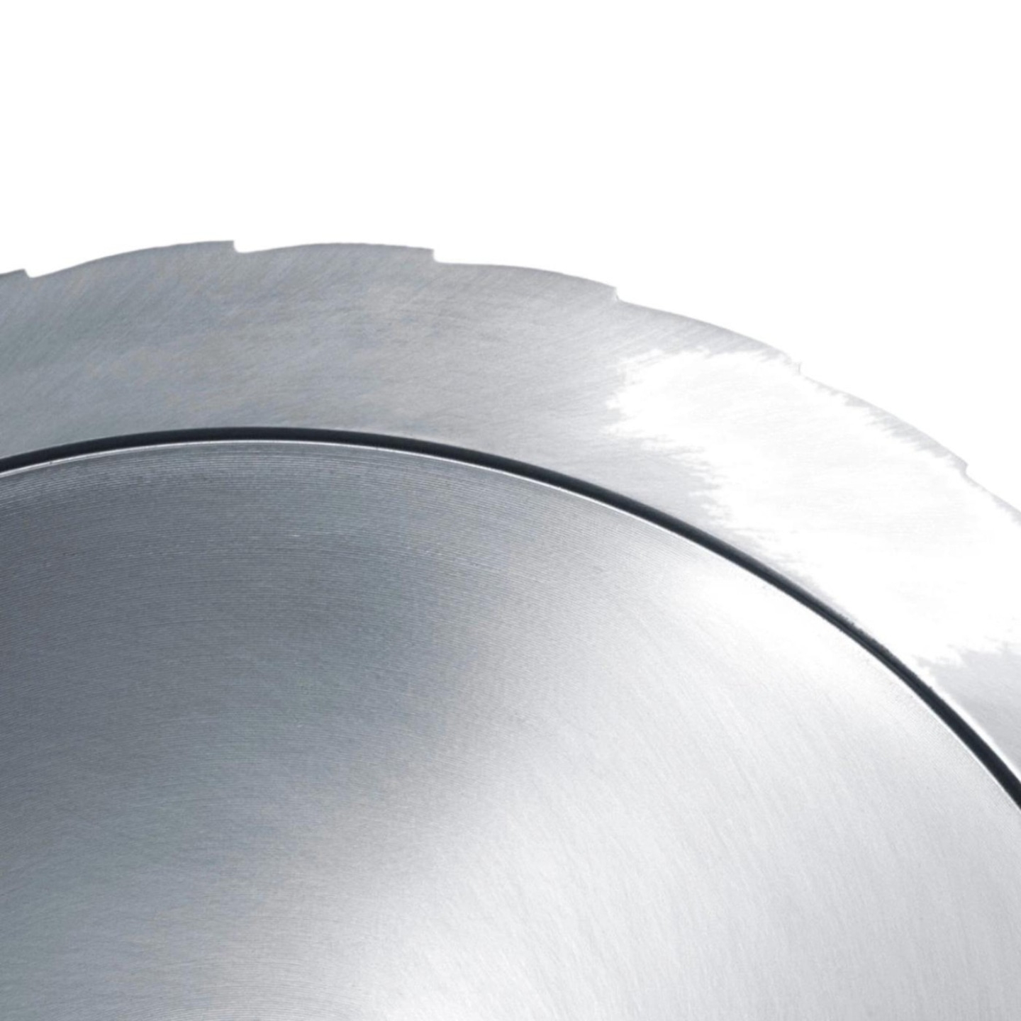 Kreissägeblatt aus Metall, Detailaufnahme, scharf, glänzend, Werkzeug, isoliert