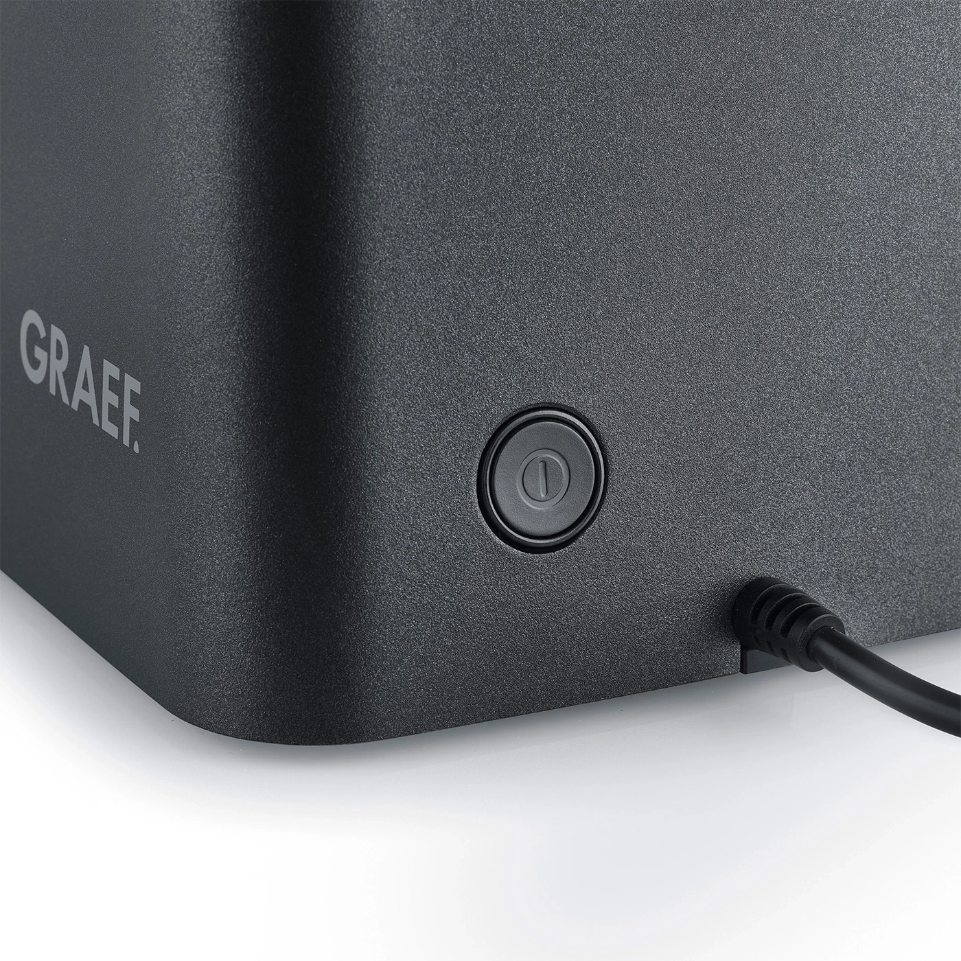 Graef-Gerät mit Knopf und Kabel, Nahaufnahme auf weißem Hintergrund