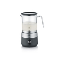 Milchaufschäumer mit Milch im Glasbehälter und Griff, bereit zum Aufschäumen