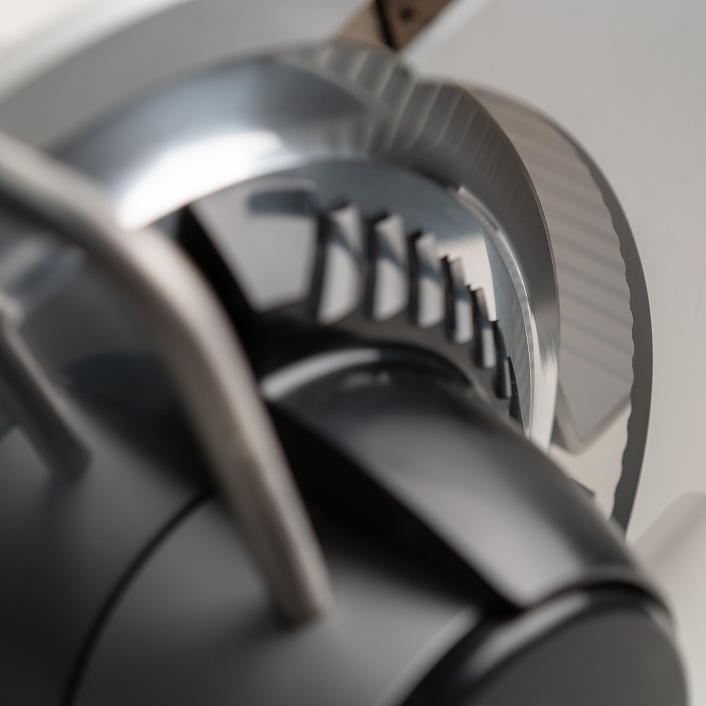 Nahaufnahme eines schwarzen Geräts mit Metallteilen und einem weißen Hintergrund