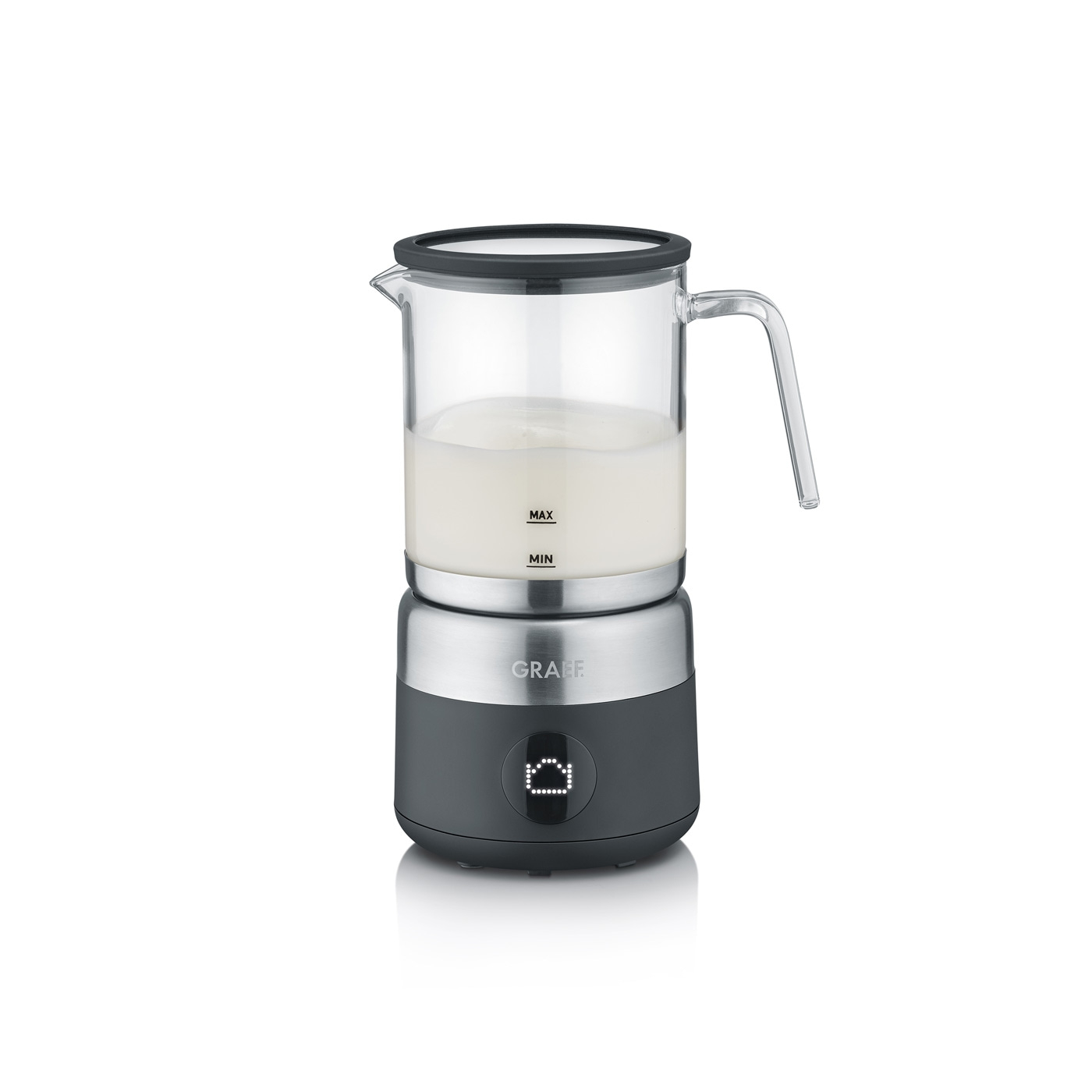 Milchaufschäumer mit Milch im Glasbehälter und Griff, bereit zum Aufschäumen