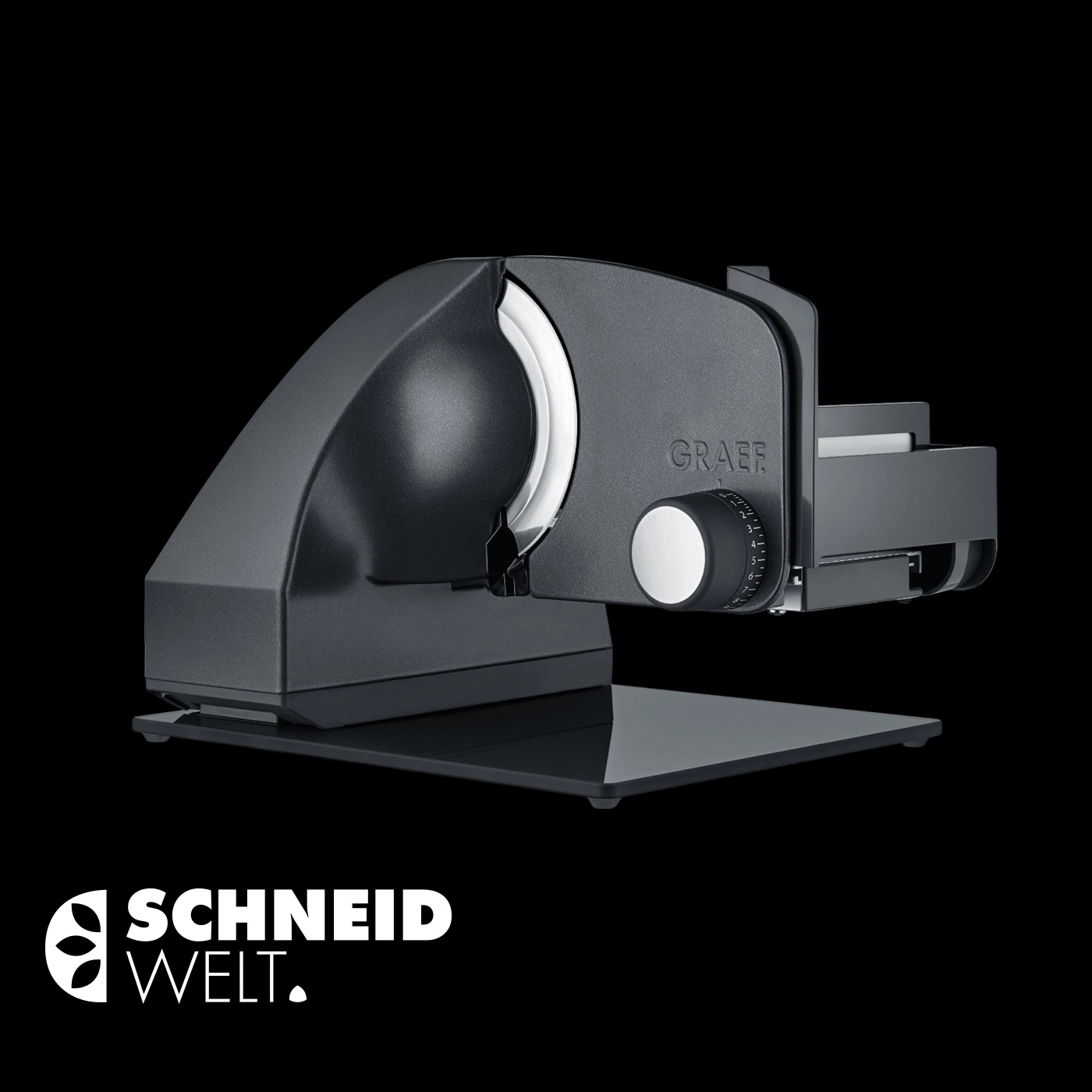 Schwarze Aufschnittmaschine mit Logo auf schwarzem Hintergrund. Schneidewelt.