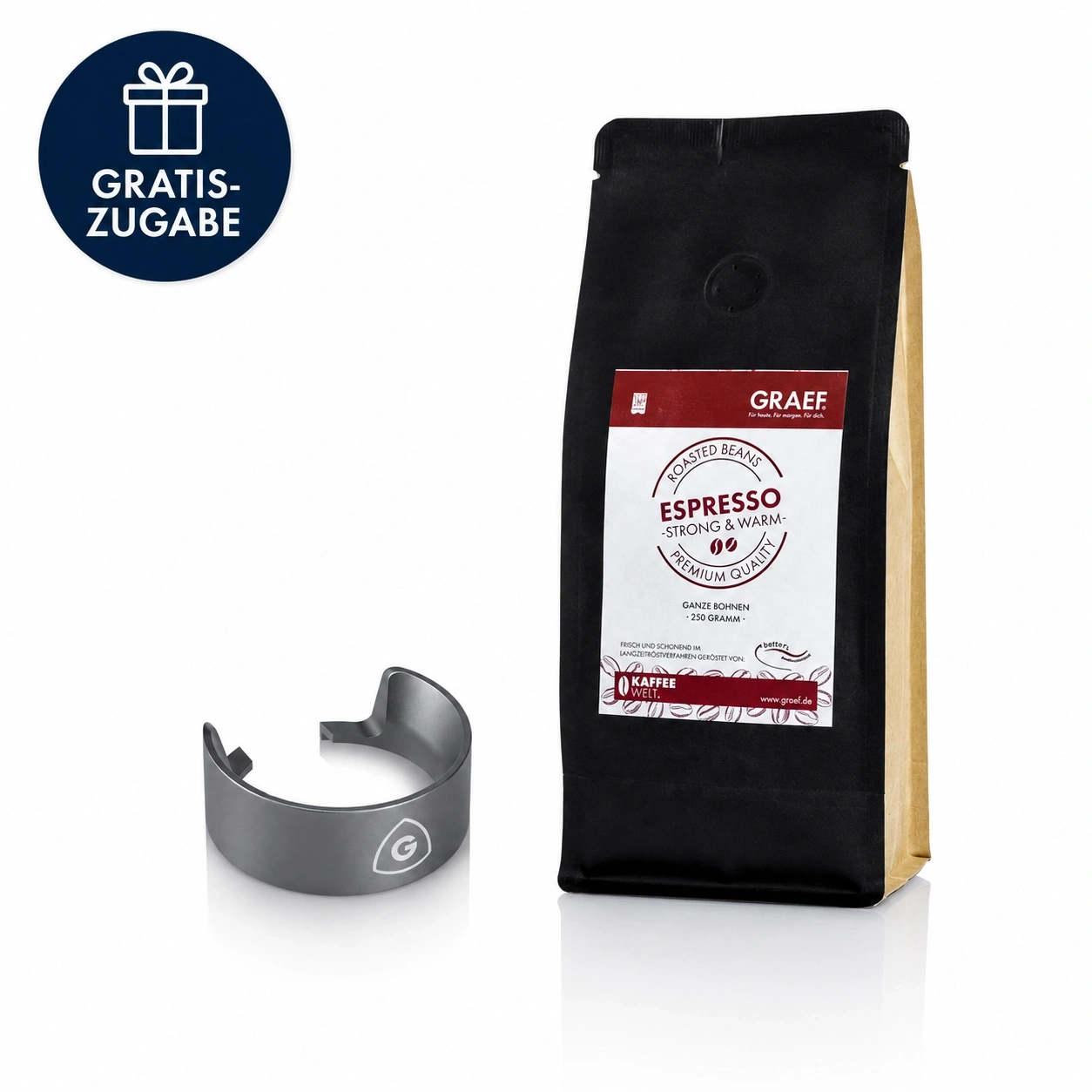 Eine Packung Kaffee und ein Kaffeemesslöffel mit Logo.
