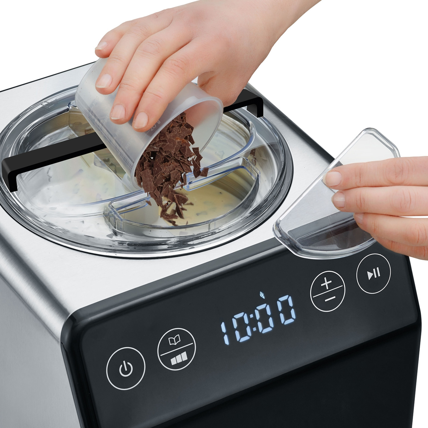 Hände geben Schokoladenstücke in eine Eismaschine, Zeit 10:00, Nahaufnahme.