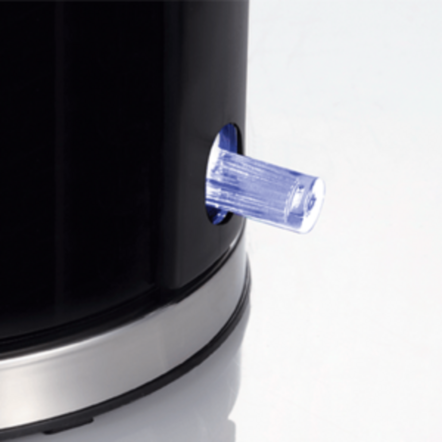 Schwarzer Wasserkocher mit blau leuchtendem Wasserstandsanzeiger.