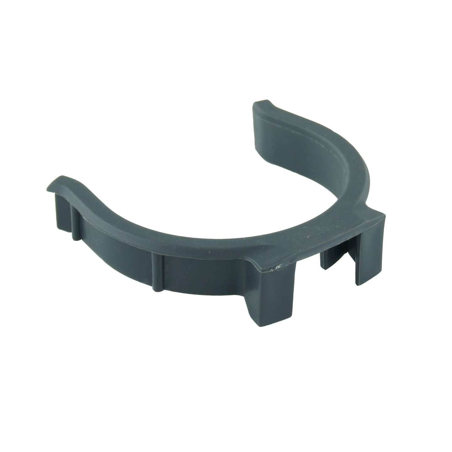 Halbkreisförmiger grauer Kunststoffclip, der auf weißem Hintergrund isoliert ist.