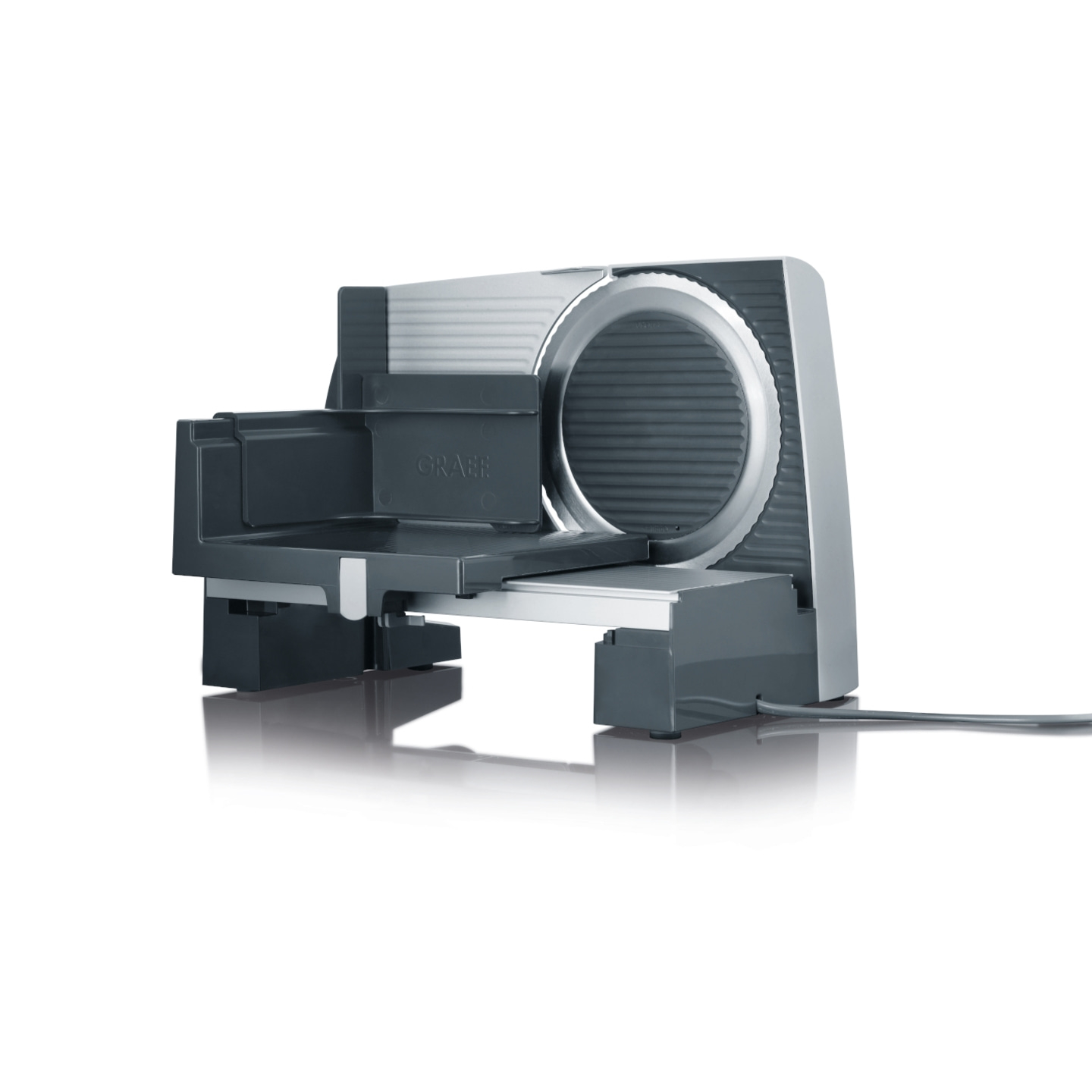 Graue elektrische Aufschnittmaschine, isoliert auf weißem Hintergrund, Nahaufnahme.