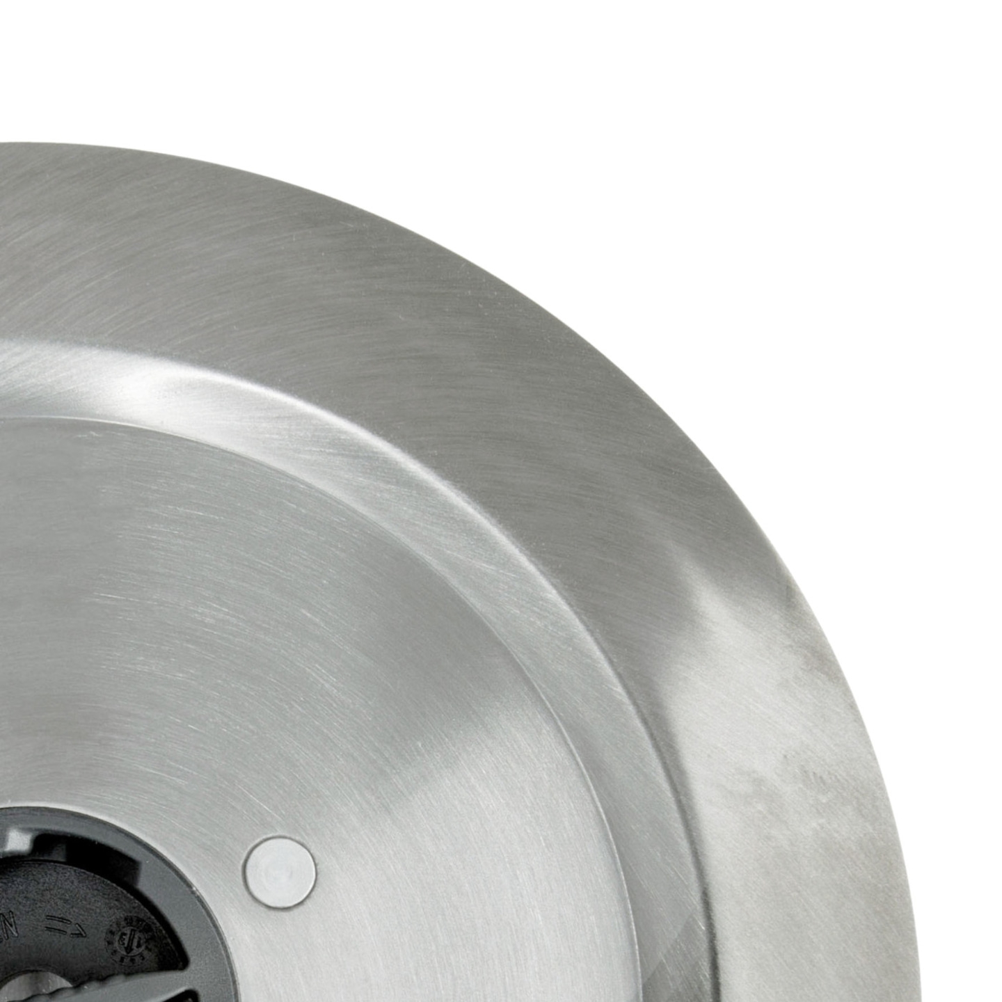 Nahaufnahme einer silbernen Metallplatte mit einem weißen Kreis in der Mitte