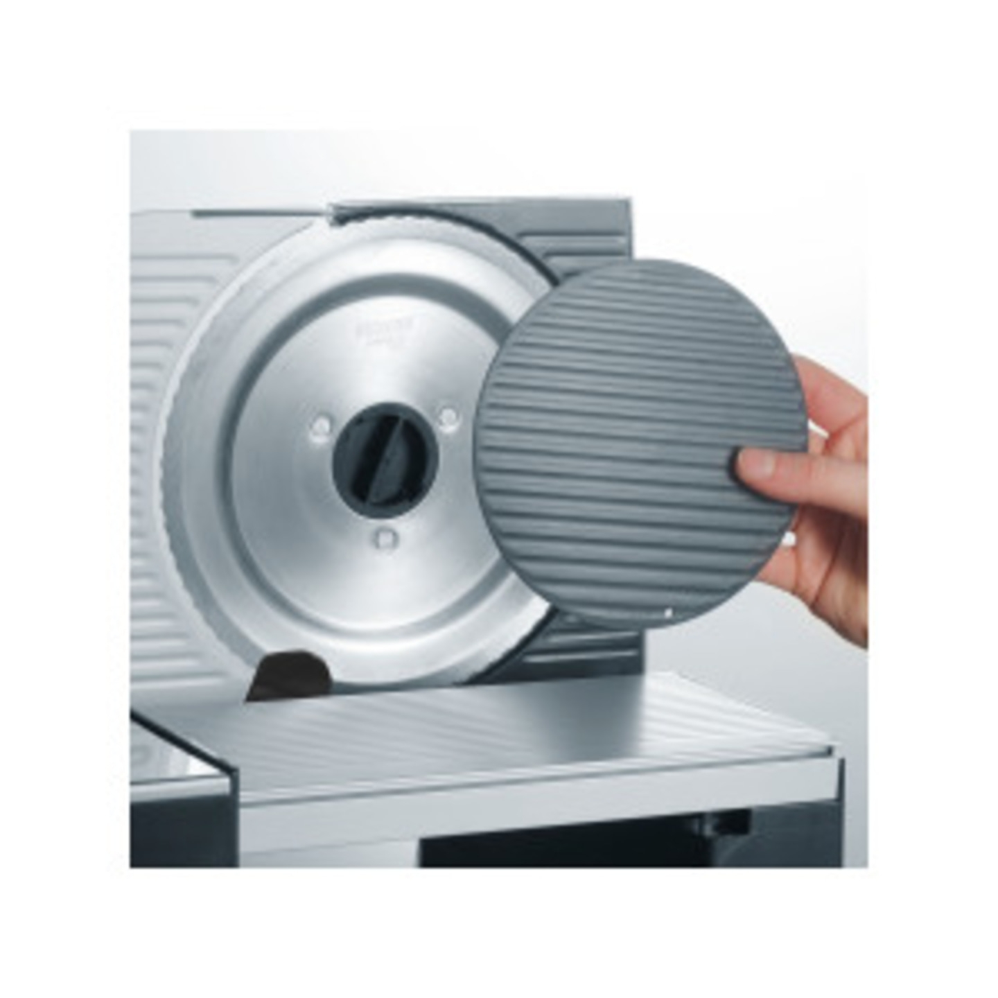 Nahaufnahme eines Fleischschneiders mit Schutzvorrichtung und Hand