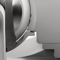 Nahaufnahme eines metallischen Objekts mit glänzenden und matten Oberflächen.