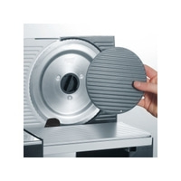 Nahaufnahme eines Fleischschneiders mit Schutzvorrichtung und Hand