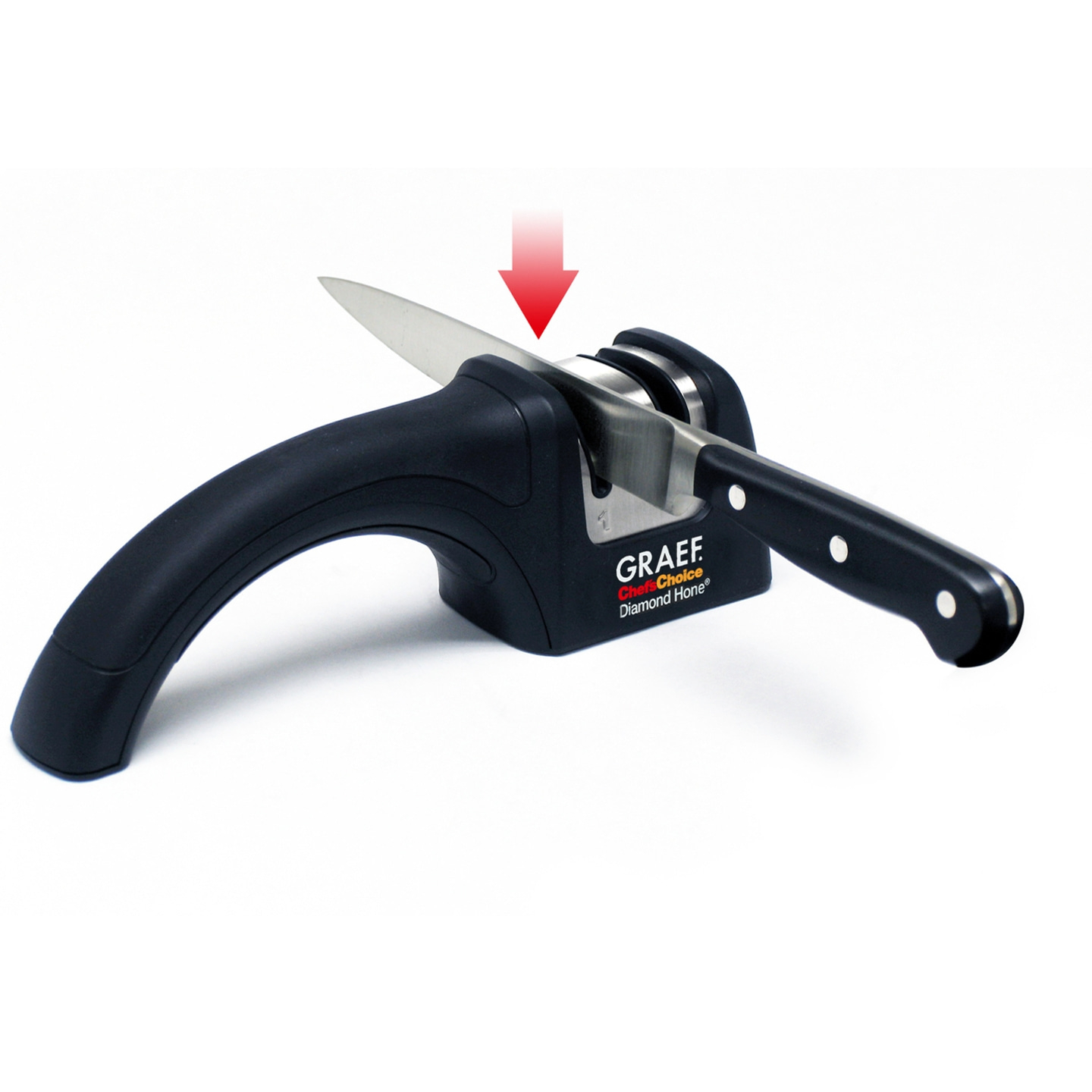 Messer wird mit einem Messerschärfer geschärft, Pfeil zeigt nach unten.