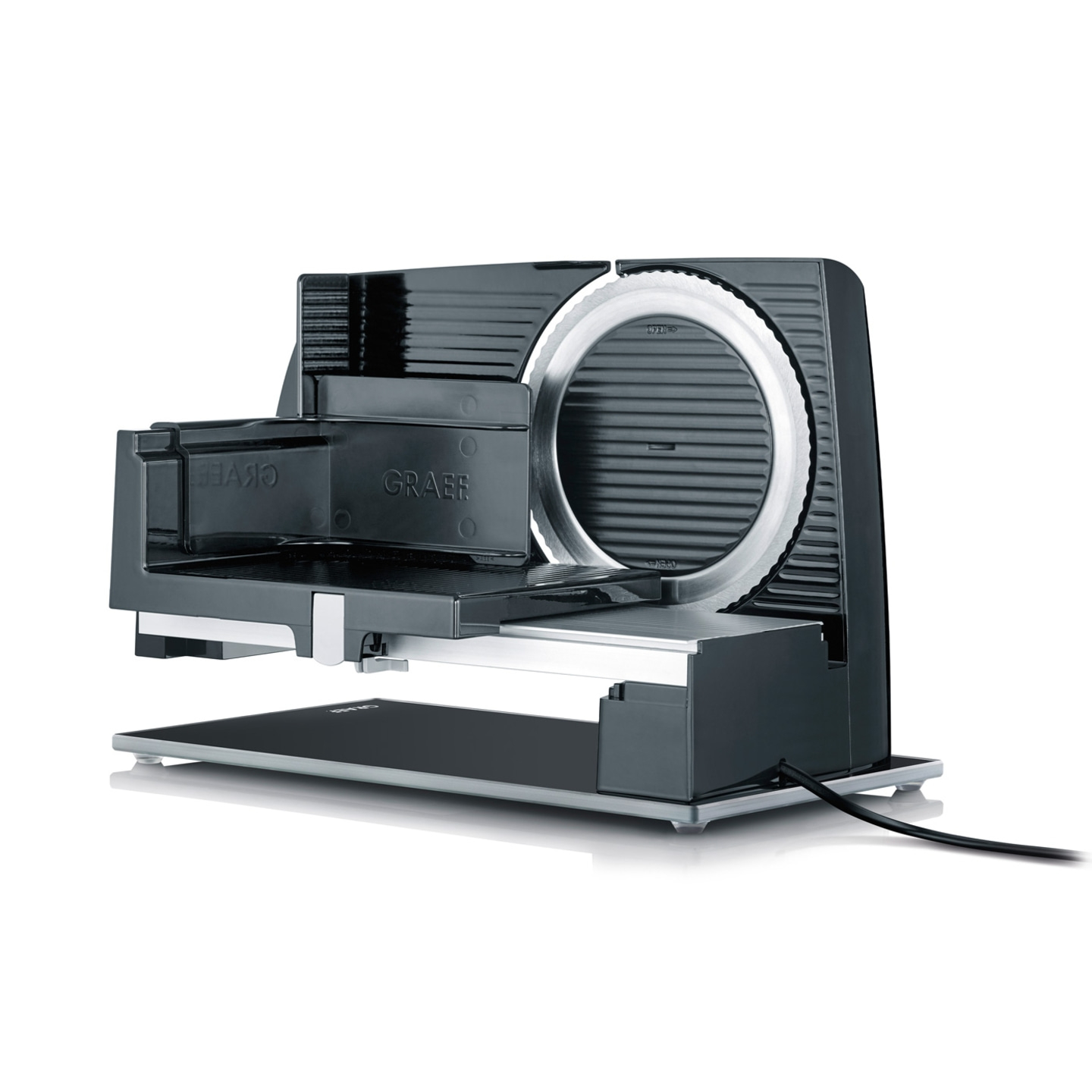 Schwarze elektrische Aufschnittmaschine mit Graef-Logo und Kabel, isoliert.