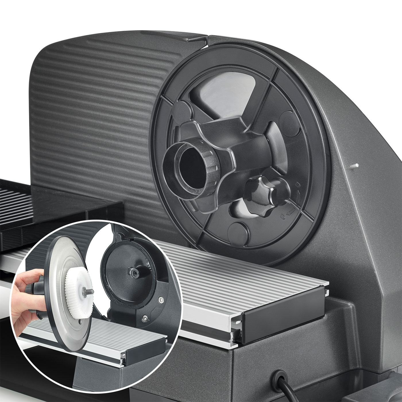 Nahaufnahme eines Fleischschneiders mit abgenommenem Teil und Detailansicht