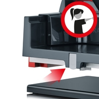 Warnschild mit Frau, roter Pfeil, graues Gerät, schwarze Platte, weißer Hintergrund.