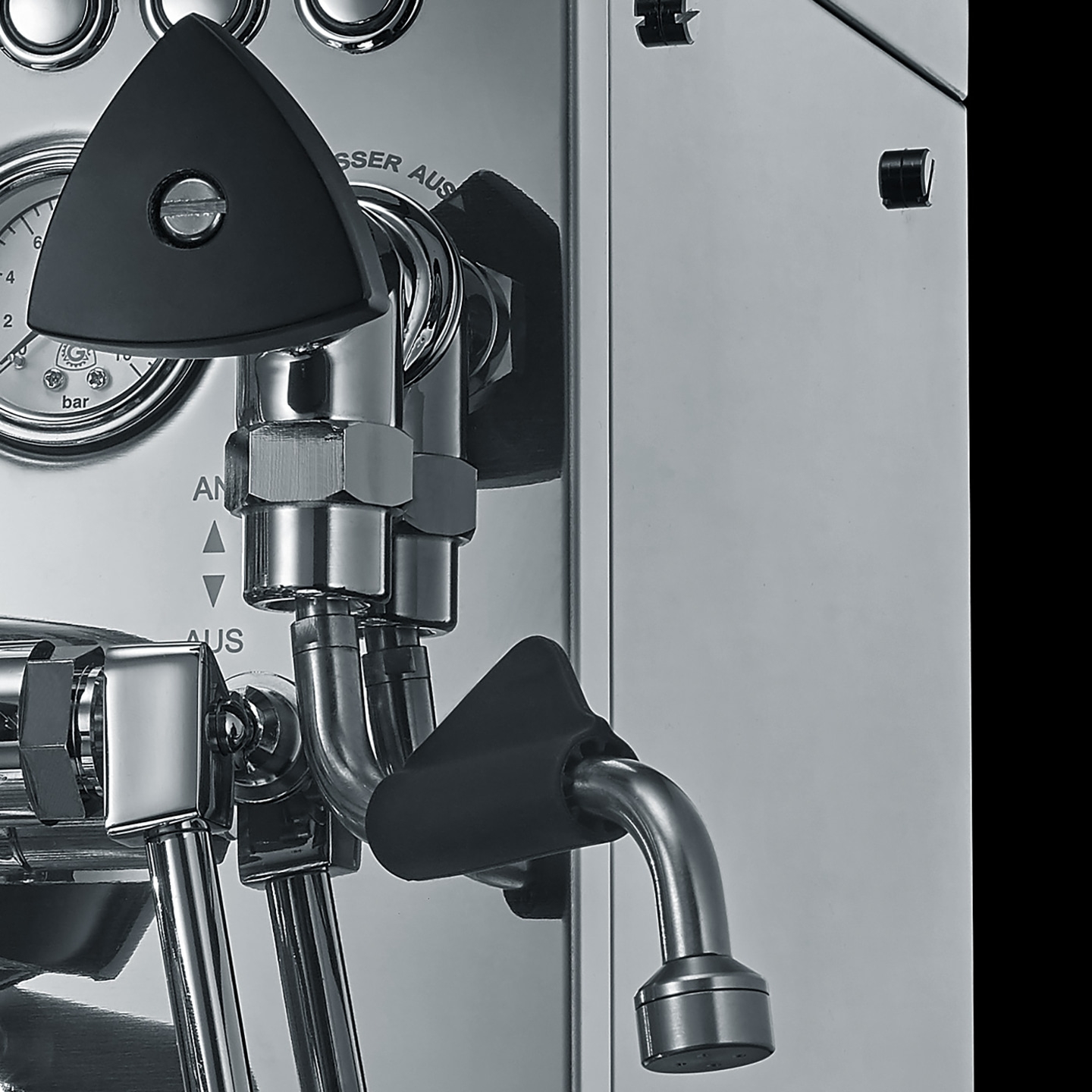 Espressomaschine, Chrom, Dampfventil, Manometer, Dreieck, Metall, Kaffeezubereitung, Detailaufnahme, Nahaufnahme