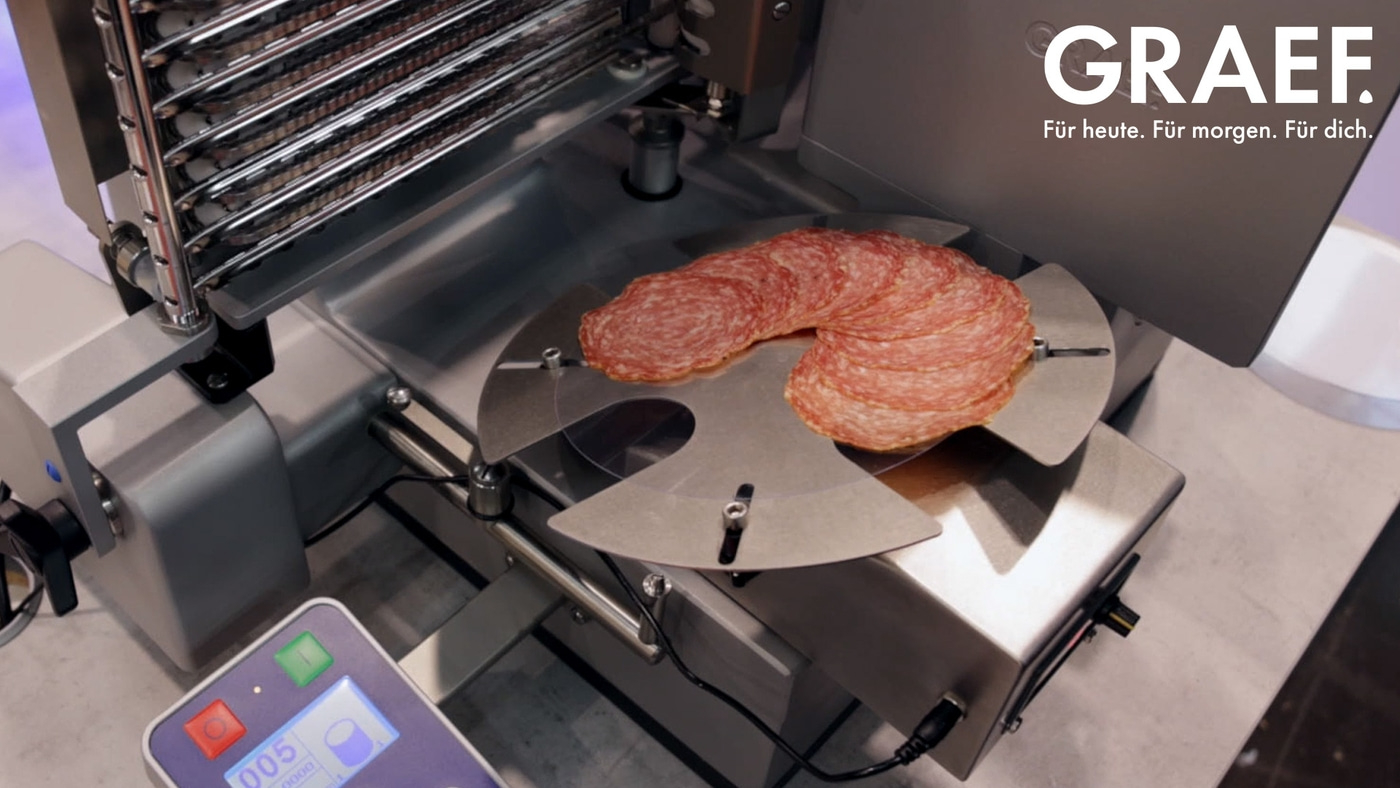 Wurstschneidemaschine mit Salami, GRAEF-Logo, für den täglichen Gebrauch.