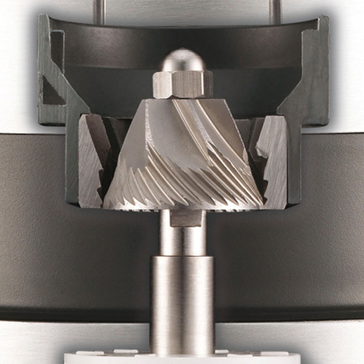 Nahaufnahme eines Kaffeemahlers mit detaillierten Metallteilen und einem scharfen Mahlwerk.