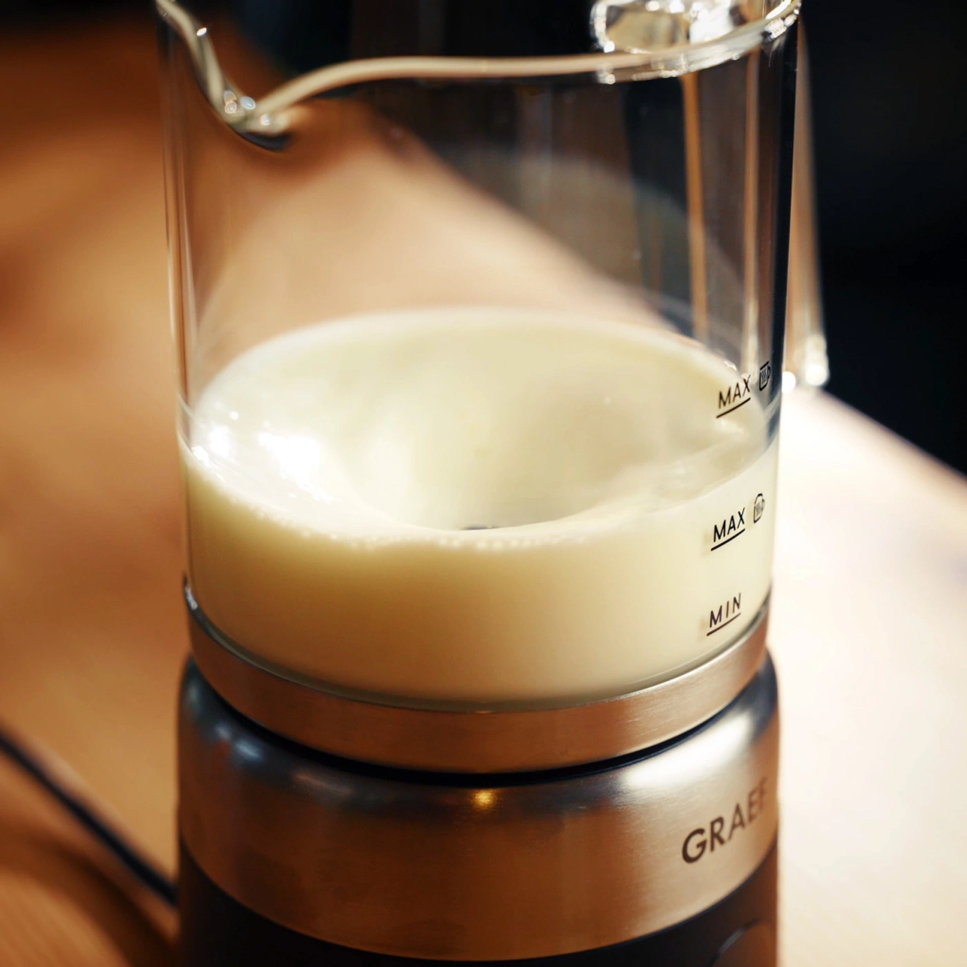 Milchaufschäumer mit Milch und Markierungen für MAX und MIN.