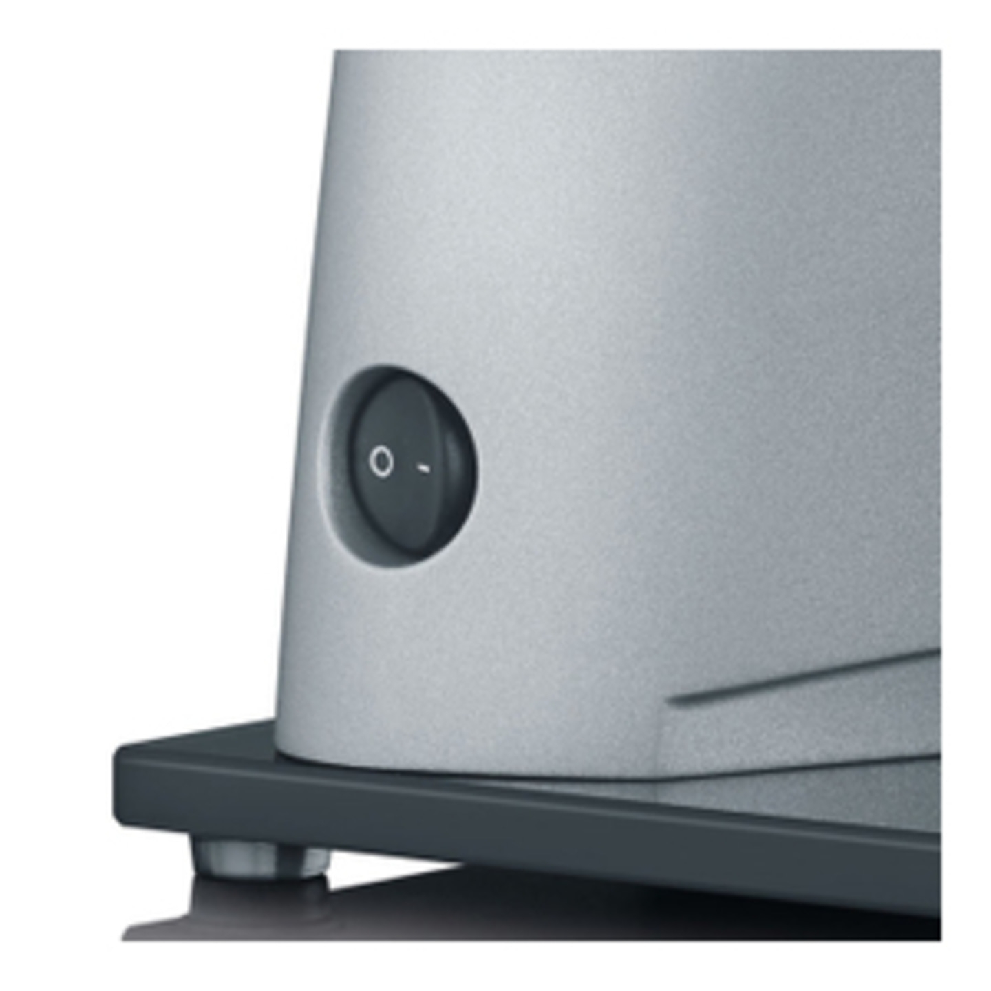 Nahaufnahme eines silbernen Geräts mit einem schwarzen Ein-Aus-Schalter.