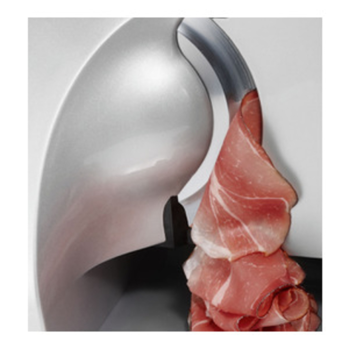 Nahaufnahme eines Fleischschneiders mit aufgeschnittenem Schinken, der herausragt.