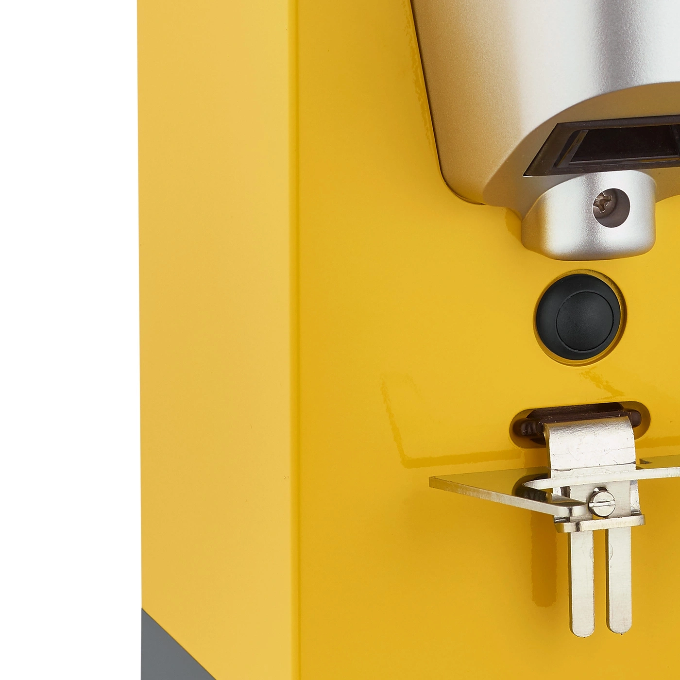 Gelbe Maschine mit Knopf und Metallteil, Nahaufnahme, Detailaufnahme