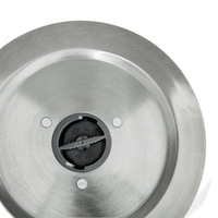 Nahaufnahme eines metallischen Objekts mit der Aufschrift "OPEN" und "CLOSE".