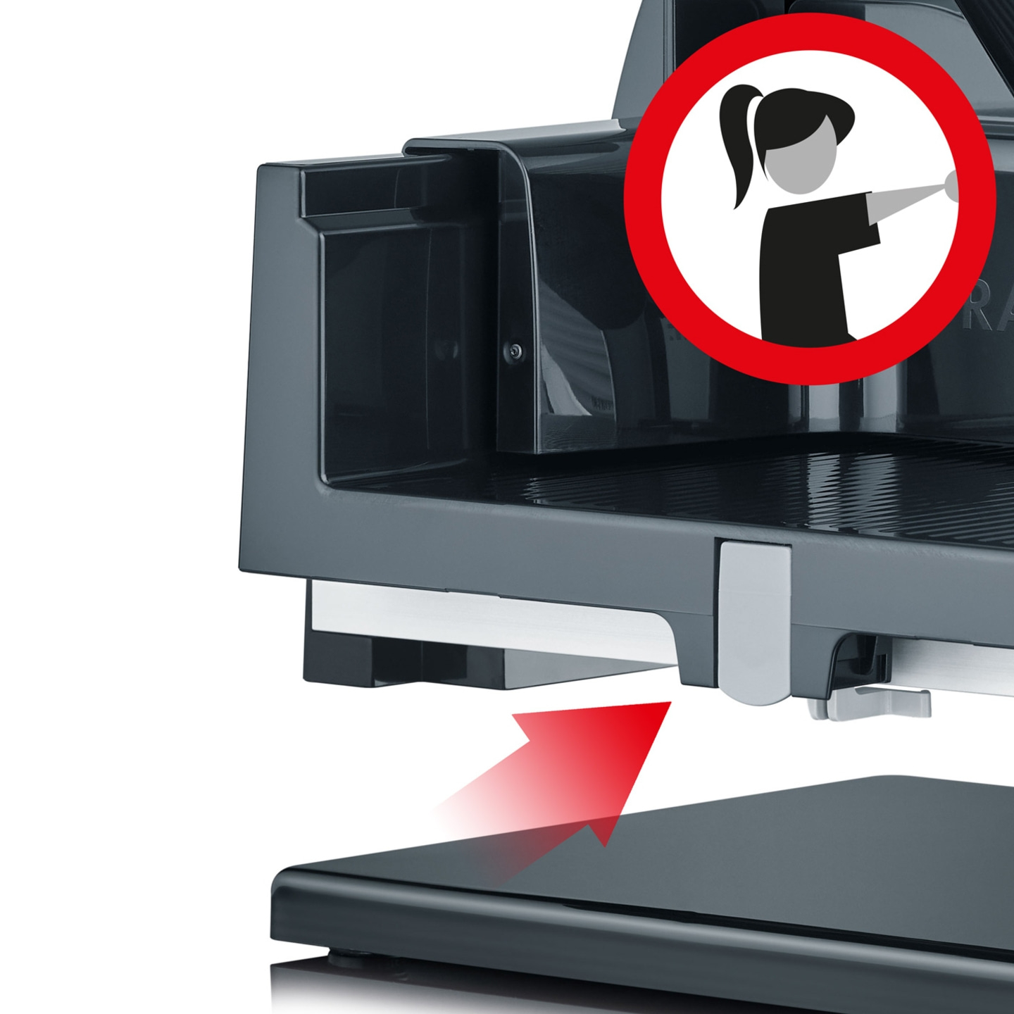 Warnschild mit Frau, roter Pfeil, graues Gerät, schwarze Oberfläche, weißer Hintergrund.