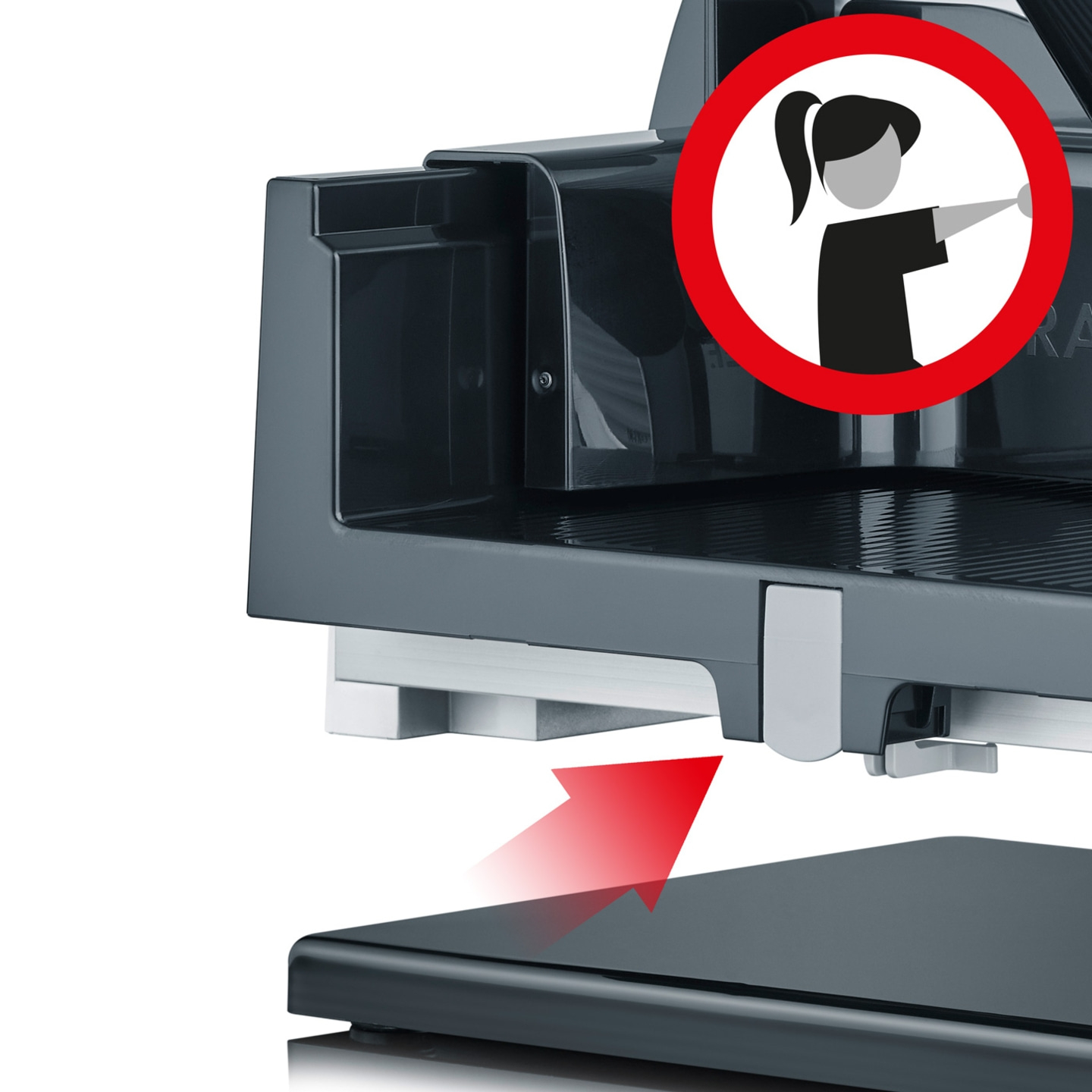 Warnschild mit Frau, roter Pfeil, graues Gerät, weißer Hintergrund, Sicherheitshinweis