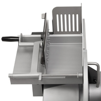 Nahaufnahme eines silbernen Fleischschneiders mit Griff und Klingen