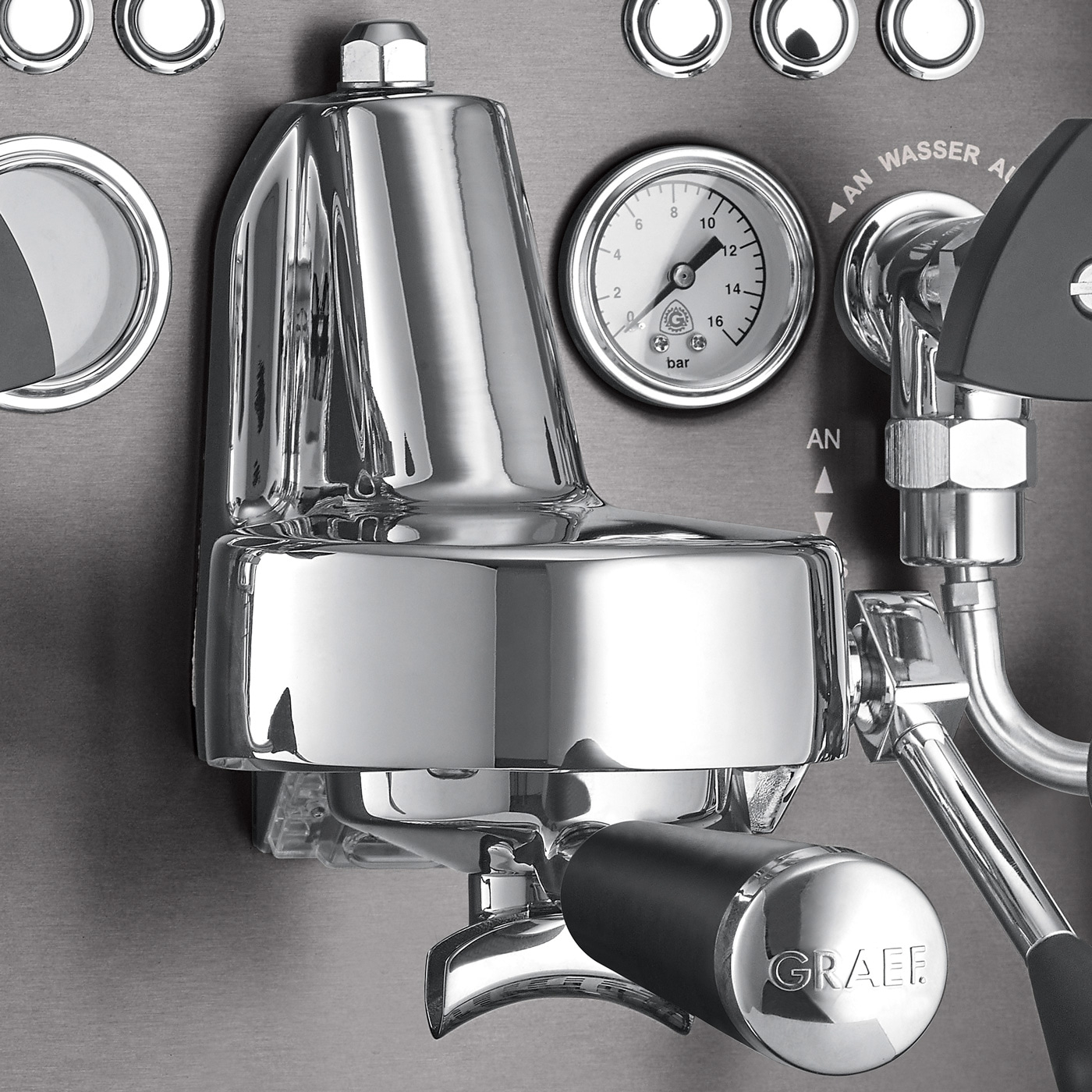 Nahaufnahme einer glänzenden Espressomaschine mit Manometer und GRAEF-Logo.
