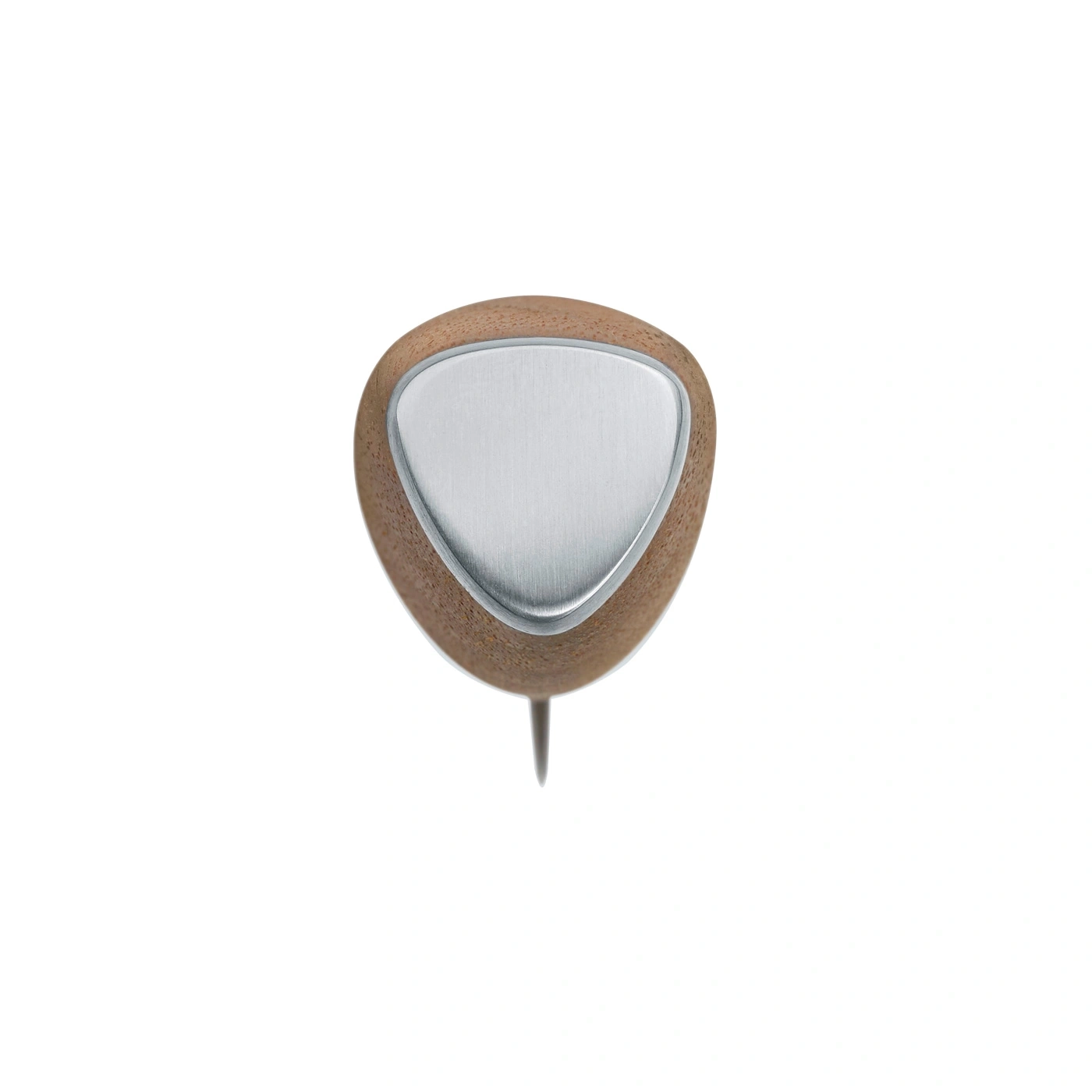 Holz- und Metall-Objekt, das auf weißem Hintergrund isoliert ist.