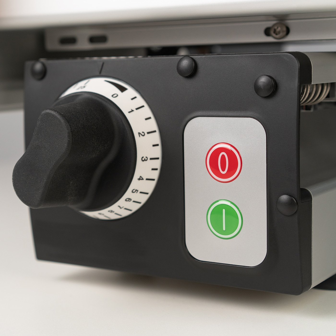 Schwarzer Drehknopf mit Zahlen und zwei Knöpfen mit 0 und 1