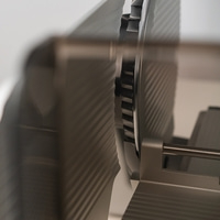 Nahaufnahme eines Fleischschneiders mit geriffelter Oberfläche und Metallteilen