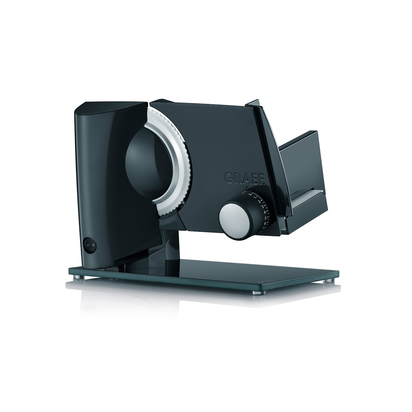 Schwarze Aufschnittmaschine mit silbernen Details und Glasplatte. Graef-Logo.