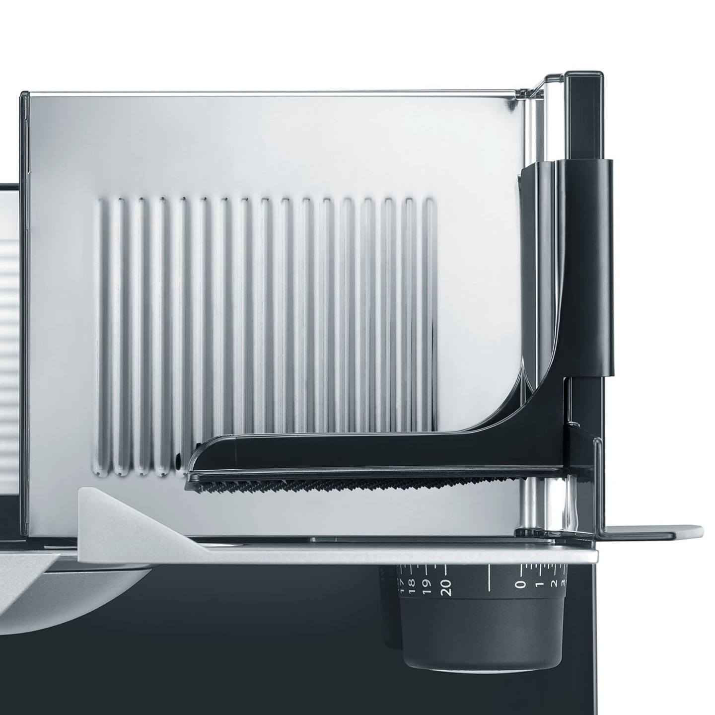 Nahaufnahme eines silbernen und schwarzen Fleischschneiders mit Skala und Klinge