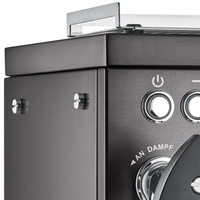 Nahaufnahme einer Kaffeemaschine mit Knöpfen und Dampf-Funktion.