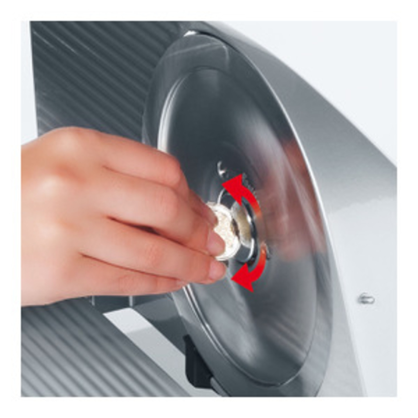 Hand dreht an einem Rad mit rotem Pfeil, um ein Objekt zu befestigen.