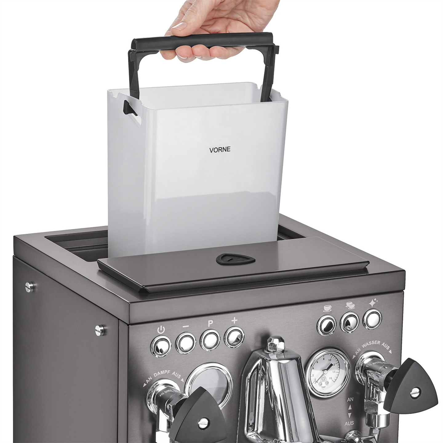 Person hebt Wassertank aus einer Kaffeemaschine heraus, Nahaufnahme.