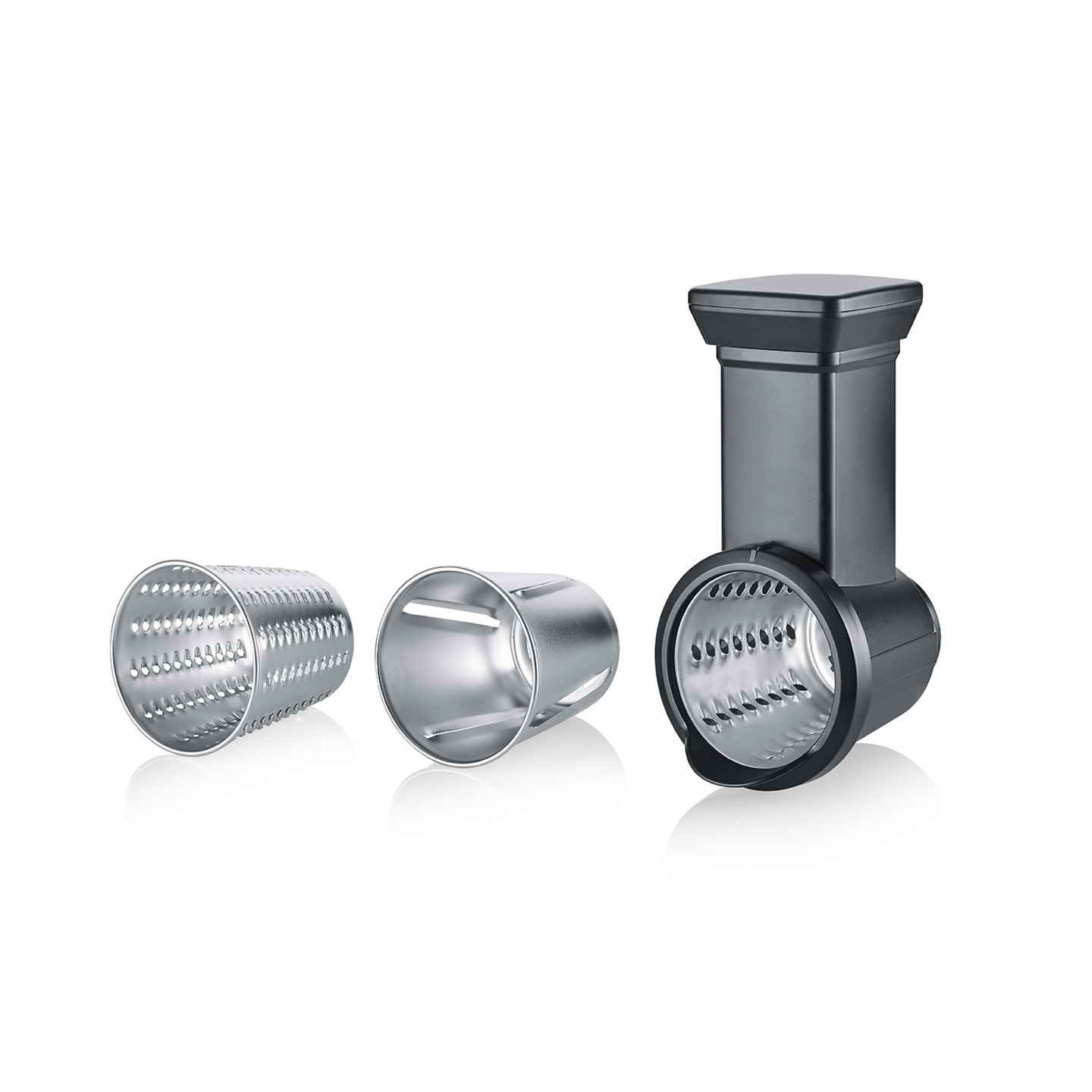 Gemüseschneider mit verschiedenen Aufsätzen, grau und silberfarben, isoliert