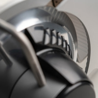 Nahaufnahme eines schwarzen Geräts mit Metallteilen und einem weißen Hintergrund