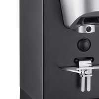 Nahaufnahme eines schwarzen Geräts mit silbernen Akzenten und einem Knopf