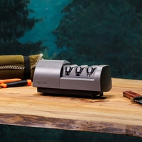 Graef Messerschärfer auf Holz mit Messer und Werkzeug im Hintergrund