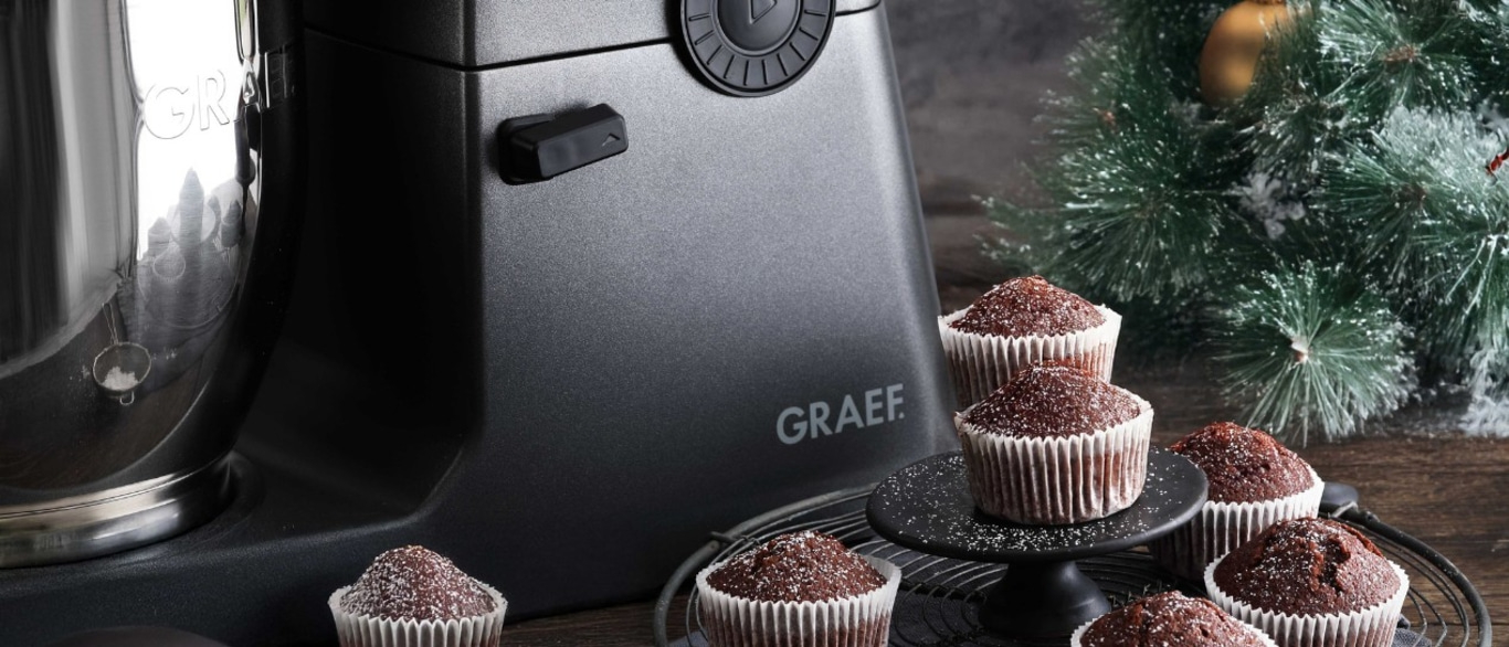 Graef Küchenmaschine mit Muffins und Weihnachtsdeko auf Holz