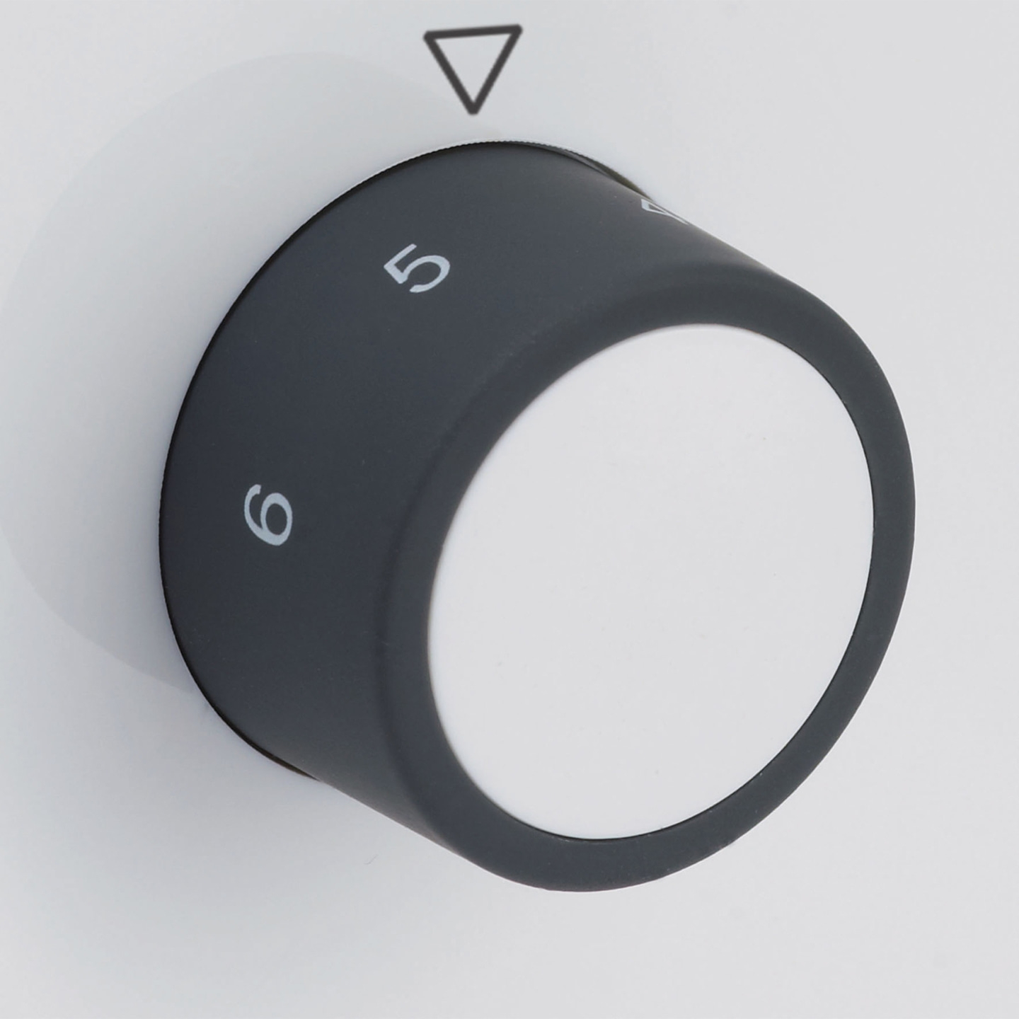 Drehknopf mit Zahlen 5 und 6, weißer Hintergrund, schwarzer Knopf, Dreieck